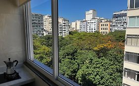 Quarto e sala vista Cristo e mar de Copacabana